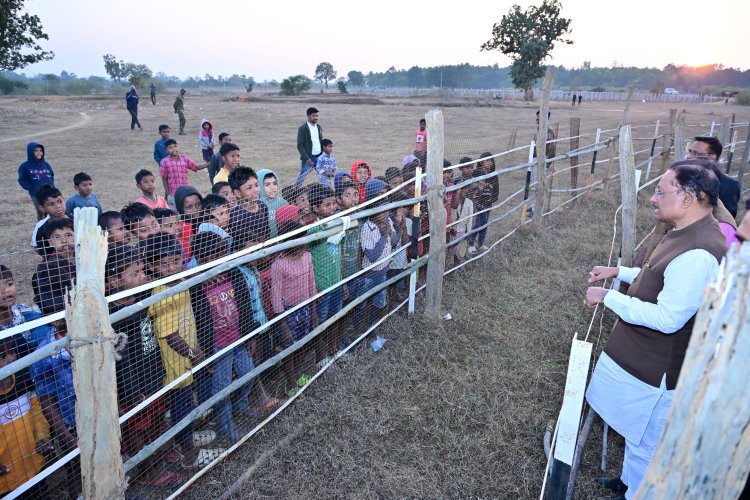 मुख्यमंत्री श्री साय ने बगिया में बालक आश्रम के बच्चों से किया आत्मीय संवाद  बच्चों का हालचाल पूछा, पढ़ाई में आगे बढ़ने के लिए किया प्रोत्साहित