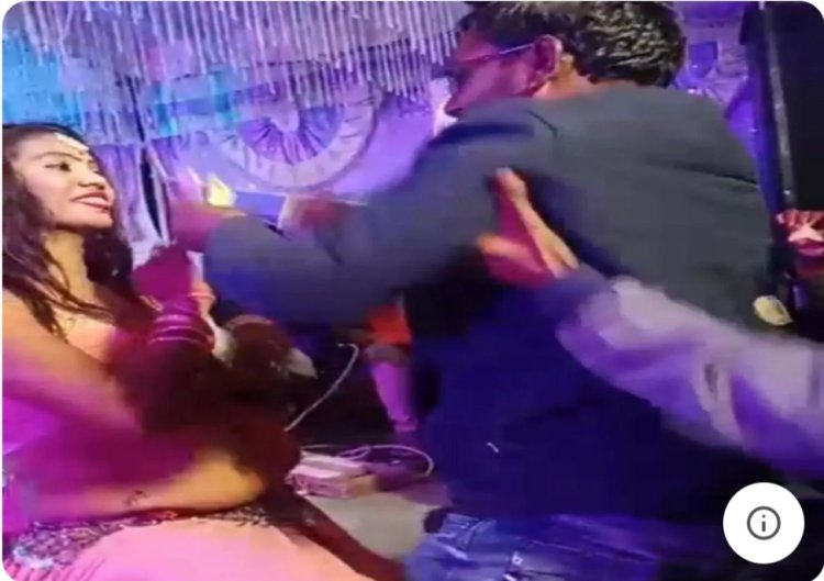 स्कूल में नाचा कार्यक्रम के दौरान महिला डांसर पर नोट उड़ाना पड़ा महंगा, रोजगार सहायक बर्खास्त