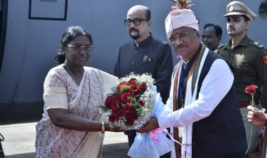 राष्ट्रपति द्रौपदी मुर्मु का जगदलपुर आगमन: राज्यपाल रमेन डेका और मुख्यमंत्री विष्णुदेव साय ने मां दंतेश्वरी एयरपोर्ट पर किया आत्मीय स्वागत*