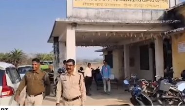 जशपुर के सरकारी स्कूल में छात्रों को बाइबिल बाँटने का विवाद, व्याख्याता को शो-कॉज नोटिस, कलेक्टर और डीईओ को कार्रवाई की अनुशंसा