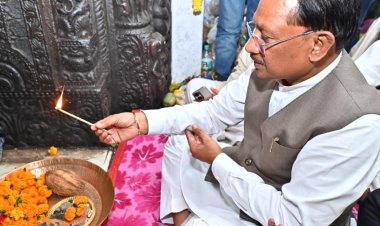 *मुख्यमंत्री विष्णुदेव साय ने भगवान राजीव लोचन एवं कुलेश्वरनाथ महादेव मंदिर में की पूजा अर्चना : महानदी महाआरती में हुए शामिल