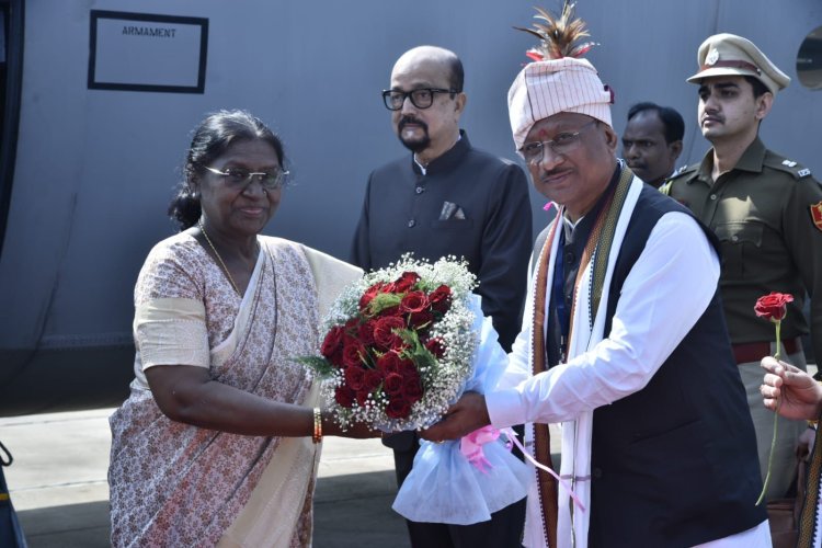 राष्ट्रपति द्रौपदी मुर्मु का जगदलपुर आगमन: राज्यपाल रमेन डेका और मुख्यमंत्री विष्णुदेव साय ने मां दंतेश्वरी एयरपोर्ट पर किया आत्मीय स्वागत*