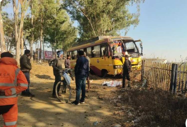 शादी से पहले अस्पताल पहुंच गए दूल्हा दुल्हन और बाराती, बस हादसे में 15 घायल