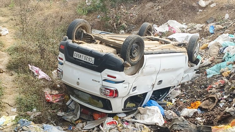 बड़ा हादसा टला: ट्रक से बचने चक्कर में कार पलटी, सभी सुरक्षित