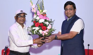 *जनसंपर्क विभाग के अपर संचालक जे.एल. दरियो को सेवानिवृत्ति पर दी गई गरिमामय विदाई*  *जनसंपर्क विभाग मे अनवरत 36 वर्षों तक दी उल्लेखनीय सेवाएं*