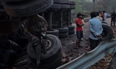 श्रीनदी पुल पर बड़ा सड़क हादसा, पुल के रेलिंग से टकरा कर ट्रेलर पलटने से मार्ग पूरी तरह बाधित