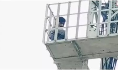 यहां दोहराई गई फिल्म शोले की सीन   पसंद की लड़की से शादी करने की मांग को लेकर मोबाइल टावर पर चढ़ गया युवक,   लेकिन मौसी तैयार हुई ना बसंती, नीचे उतरते ही युवती ने पुलिस में दर्ज कराई रिपोर्ट