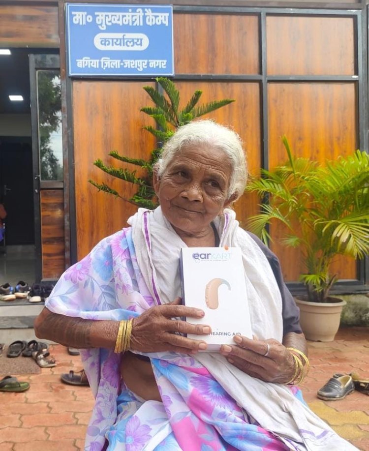 *90 वर्षीय चाका बाई पुनः सुन सकती है जीवन की मधुर ध्वनि*  *मुख्यमंत्री कैंप कार्यालय में श्रवणदोष से पीड़ित चाका बाई को मिला श्रवण यंत्र*  *मुख्यमंत्री विष्णुदेव साय को दिया धन्यवाद*