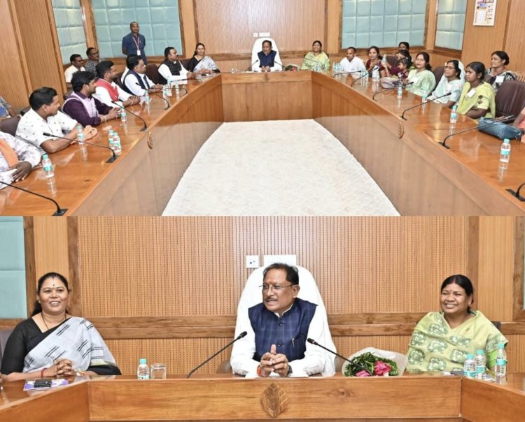 *विधानसभा की कार्रवाई देखने पहुंचे जशपुर जिले के 35 सरपंच*  *मुख्यमंत्री से जशपुर जिले के सरपंचों ने की मुलाकात*  *मुख्यमंत्री विष्णु देव साय ने सरपंचों से कहा, ग्रामीण विकास में सरपंचों की है महत्वपूर्ण भूमिका*