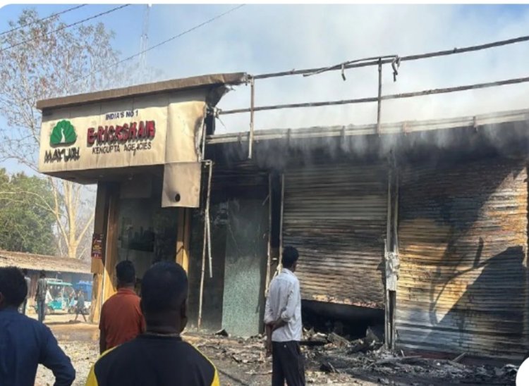 ई-रिक्शा शोरूम और गोदाम में भीषण आग, डीजे साउंड सिस्टम व बैटरियां जलकर खाक