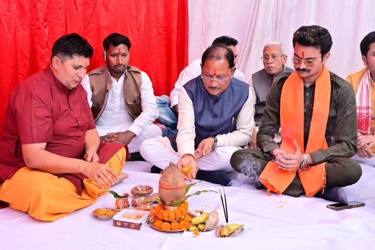 *मुख्यमंत्री विष्णुदेव साय ने 19.51 करोड़ रुपए लागत के 6 विकास कार्यों का किया भूमिपूजन*  *जशपुरनगर के वार्ड क्रमांक 16 में ऑडिटोरियम निर्माण कार्य का हुआ भूमिपूजन*