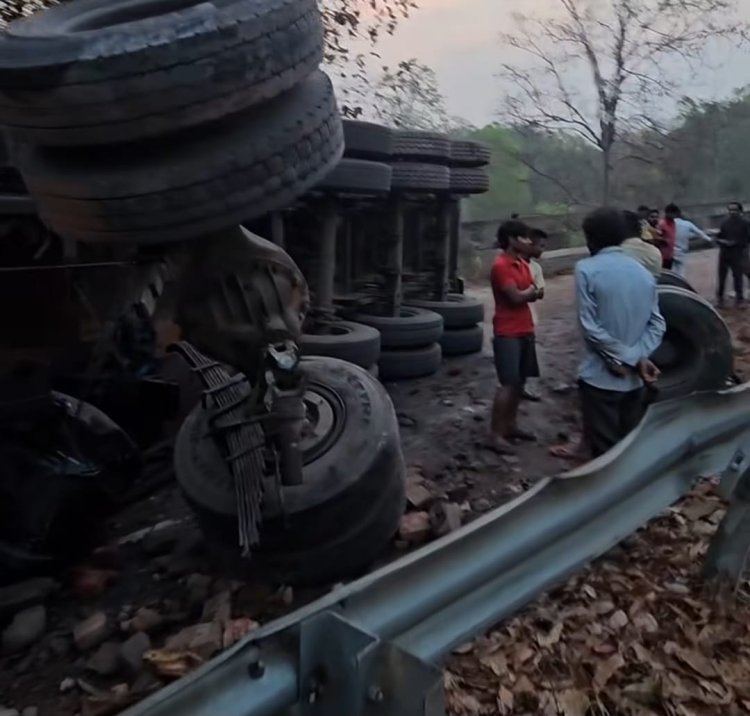 श्रीनदी पुल पर बड़ा सड़क हादसा, पुल के रेलिंग से टकरा कर ट्रेलर पलटने से मार्ग पूरी तरह बाधित