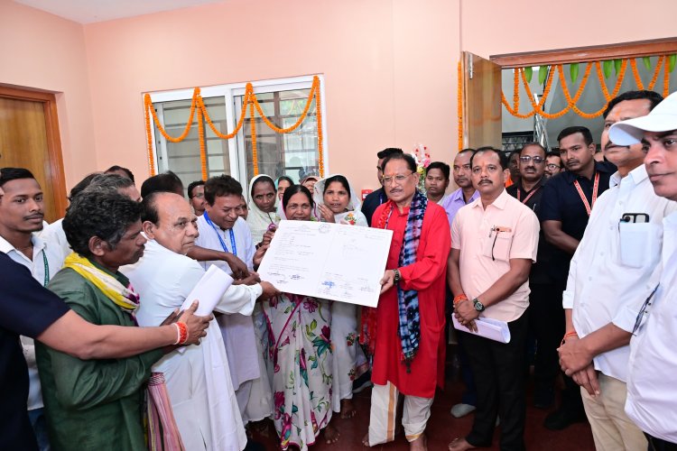 मुख्यमंत्री ने कुनकुरी कबीर आश्रम के सदस्यों को सामुदायिक वन अधिकार पत्र वितरित किए