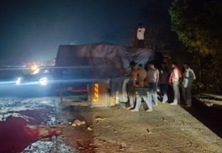 एनएच 43 पर हादसा, किराना समान से लदा ट्रक अनियंत्रित होकर पलटा, हादसे के बाद दोनो ओर लग गई वाहनों की लंबी कतार