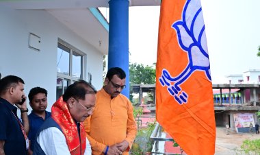 *भाजपा स्थापना दिवस पर मुख्यमंत्री श्री विष्णुदेव साय ने अपने निजी निवास बगिया में फहराया झंडा....*