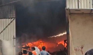 *जिले के नामी टेंट हाउस के गोदाम में भीषण आग, 5 घंटे बाद पाया गया काबू*  *लाखों का सामान जलकर खाक, फायर सेफ्टी इंतजामों की कमी उजागर*
