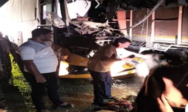 *खड़े ट्रक से टकराई तेज रफ्तार रॉयल बस, एक की मौत; दर्जनभर घायल*  *बिना संकेत के सड़क किनारे खड़ा था खराब ट्रक, ग्रामीणों ने बचाई यात्रियों की जान*