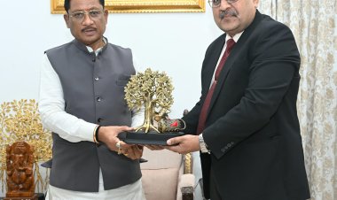 *मुख्यमंत्री विष्णु देव साय से इंडियन ऑयल कॉरपोरेशन लमिटेड के मुख्य महाप्रबंधक ने की सौजन्य मुलाकात*  *राज्य में पेट्रोलियम क्षेत्र के विस्तार, ईंधन आपूर्ति की सुदृढ़ व्यवस्था पर हुई चर्चा*