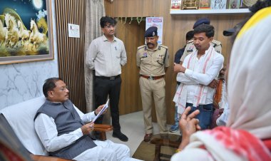 *मुख्यमंत्री साय ने बगिया में जनदर्शन में सुनी आमजनों की समस्याएं*  *आवेदनों का गंभीरता से निराकरण करने के दिए निर्देश*