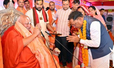 *तेंदुवा धाम में श्रीराम कथा का भव्य शुभारंभ: मुख्यमंत्री विष्णु देव साय ने लिया संतों का आशीर्वाद*  *छत्तीसगढ़ “धान का कटोरा” होने के साथ-साथ सेवा, समर्पण और आस्था की भूमि - मुख्यमंत्री साय*