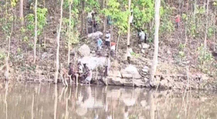 बच्चों को तैरना सिखाने तालाब में उतरा 35 साल का युवक गहरे पानी में डूब गया और देखते रह गए बीवी बच्चे, पूरे इलाके में पसरा मातम