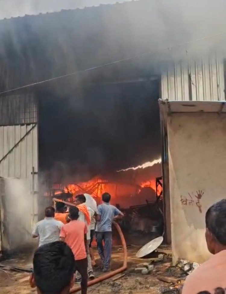 *जिले के नामी टेंट हाउस के गोदाम में भीषण आग, 5 घंटे बाद पाया गया काबू*  *लाखों का सामान जलकर खाक, फायर सेफ्टी इंतजामों की कमी उजागर*