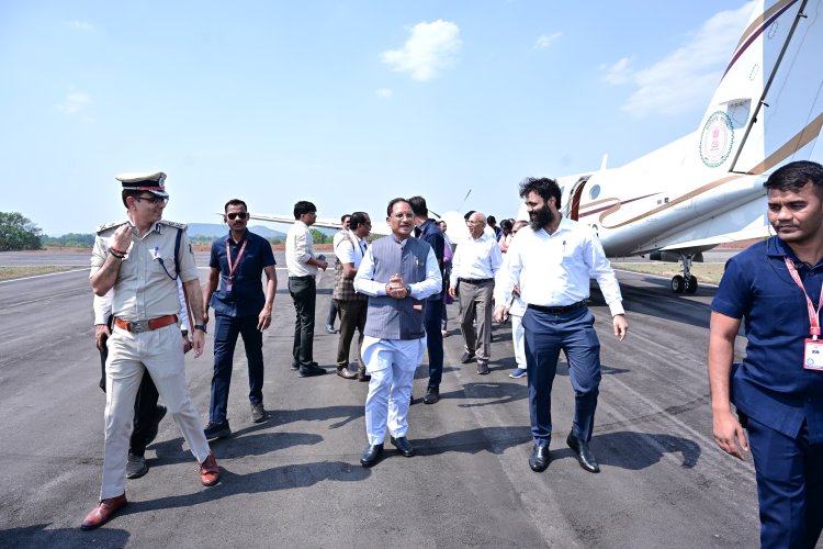 *स्टेट प्लेन से जशपुर के आगडीह एयरस्ट्रिप पहुंचे मुख्यमंत्री विष्णु देव साय, हुआ आत्मीय स्वागत*