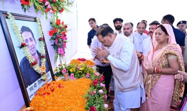 *मुख्यमंत्री विष्णुदेव साय ने स्वर्गीय विवेक अंधारे को अर्पित की श्रद्धांजलि*  *केंद्रीय मंत्री तोखन साहू, कृषि मंत्री रामविचार नेताम सहित जनप्रतिनिधियों एवं बड़ी संख्या में नागरिकों ने दी श्रद्धांजलि*