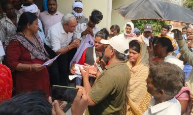 *पत्थलगांव में आदिवासियों की जमीन के घोटाले पर उबाल: आदिवासियों का तहसील घेराव, रैली निकाली किया विरोध प्रदर्शन, तहसीलदार को सौंपा ज्ञापन*