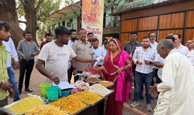 *बीजेपी की ऐतिहासिक जीत पर मुख्यमंत्री निवास बगिया में भव्य जश्न, मुख्यमंत्री की धर्मपत्नी कौशल्या साय ने कार्यकर्ताओं को झालमुरी बांटकर खुशी जाहिर कर दी बधाई....*