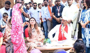*संवाद से समाधान: कमराखोल में मुख्यमंत्री ने दूर की बिजली बिल की चिंता*  *‘बकाया बिल से घबराने की जरूरत नहीं, समाधान योजना से मिलेगी राहत’ - मुख्यमंत्री विष्णुदेव साय*