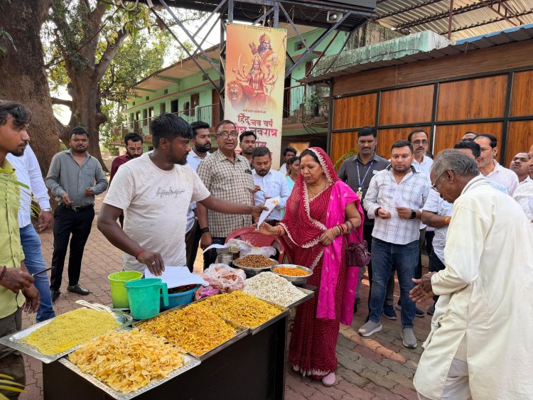 *बीजेपी की ऐतिहासिक जीत पर मुख्यमंत्री निवास बगिया में भव्य जश्न, मुख्यमंत्री की धर्मपत्नी कौशल्या साय ने कार्यकर्ताओं को झालमुरी बांटकर खुशी जाहिर कर दी बधाई....*