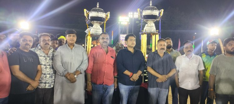 *सोमवार को खेला जाएगा अंतर्राज्यीय फ्लड लाइट टेनिस टूर्नामेंट का फाइनल मुकाबला*  *भुवनेश्वर ओडीशा और कोलकाता की टीमों का दिखा आकर्षण*