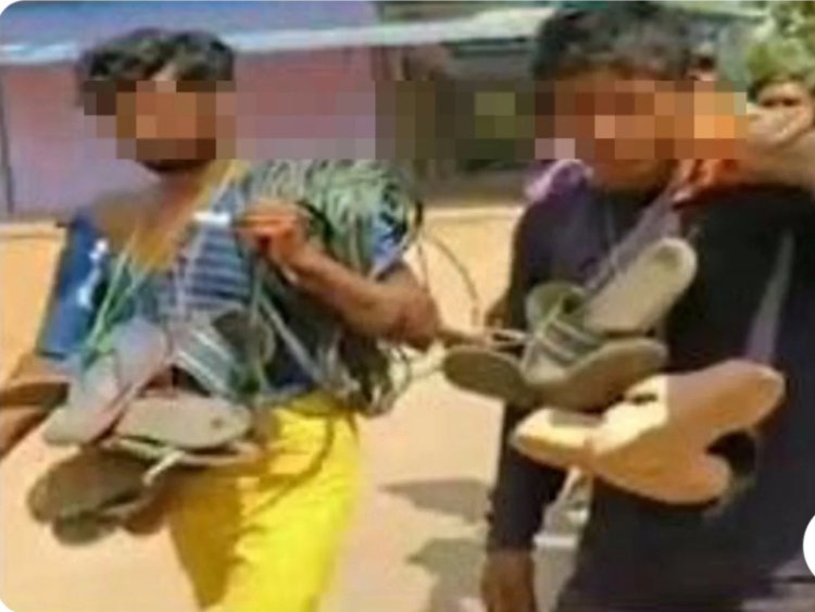 *चोरी के शक में 2 युवकों को जूतों की माला पहनाकर गांव में घुमाया*  * ग्रामीणों ने खुद दी सजा, पीठ पर लादे चोरी के पंप; वीडियो सोशल मीडिया पर वायरल*