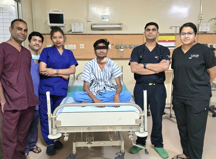 *10 साल से खांसी में खून आने से जूझ रहे युवक को मिली नई जिंदगी*  *अम्बेडकर अस्पताल में हाई-रिस्क लोबेक्टॉमी सर्जरी सफल, फेफड़े का संक्रमित हिस्सा निकालकर बचाई जान*