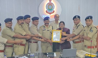 *जशपुर पुलिस ने बनाया वर्ल्ड रिकार्ड, एक ही दिन में 766 गांवों में लगाया यातायात जागरूकता हेतु पुलिस जन चौपाल*  *जशपुर पुलिस का हेलमेट जन जागरूकता अभियान गोल्डन बुक ऑफ वर्ल्ड रिकार्ड में हुआ दर्ज*