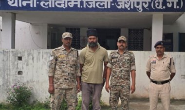 *घर घुसकर महिला से छेड़छाड़ और अश्लील हरकत करने वाला ढाबा संचालक गिरफ्तार*  *पीड़िता के विरोध पर आरोपी भागा, एससी-एसटी एक्ट सहित विभिन्न धाराओं में मामला दर्ज, न्यायिक रिमांड पर भेजा गया जेल*