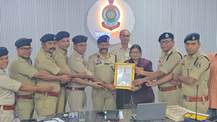 *जशपुर पुलिस ने बनाया वर्ल्ड रिकार्ड, एक ही दिन में 766 गांवों में लगाया यातायात जागरूकता हेतु पुलिस जन चौपाल*  *जशपुर पुलिस का हेलमेट जन जागरूकता अभियान गोल्डन बुक ऑफ वर्ल्ड रिकार्ड में हुआ दर्ज*