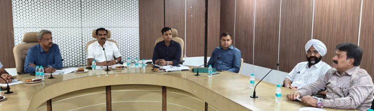 *छत्तीसगढ़ में अब बिना लोकेशन ट्रैकिंग सिस्टम वाली यात्री बसों पर होगी कार्रवाई*  *परिवहन सचिव ने ली बस संचालको एवं अधिकृत वेंडरों की बैठक*