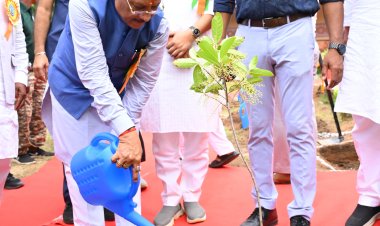 *मुख्यमंत्री विष्णु देव साय ने "राम वाटिका" में किया रुद्राक्ष का पौधारोपण*  *रामगढ़ फॉरेस्ट रेस्ट हाउस "राम वाटिका" में स्थापित भगवान श्री राम की प्रतिमा को नमन कर प्राप्त किया आशीर्वाद*