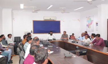 कलेक्टर ने सभी अधिकारियों और कर्मचारियों को सुबह 10 बजे आधार आधारित बायोमेट्रिक उपस्थिति देने के दिए सख्त निर्देश