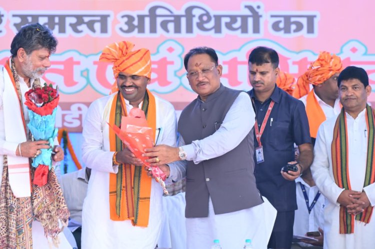 *मुख्यमंत्री विष्णुदेव साय ने बम्हनीडीह के विकास की नई यात्रा का किया शुभारंभ*  *हसदेव नदी पर पुल, बिजली विभाग का सब डिवीजन कार्यालय और सर्वसुविधायुक्त मंगल भवन की घोषणा*