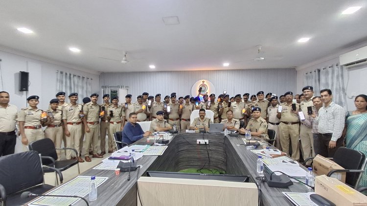 *जशपुर पुलिस के विवेचकों को मिले 104 स्मार्ट मोबाइल, डिजिटल जांच को मिलेगा बढ़ावा*