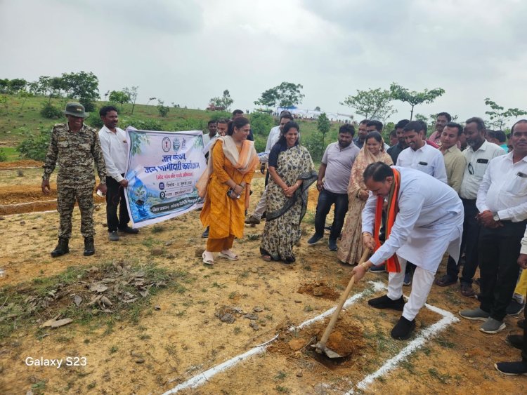 *मुख्यमंत्री विष्णु देव साय के नेतृत्व में प्रदेशभर में जल संरक्षण बना जनआंदोलन*  *वीबी जी राम जी योजना के अंतर्गत प्रत्येक जिले में तेज़ी से हो रहे रोजगार, जल संरक्षण एवं हरित विकास के कार्य*