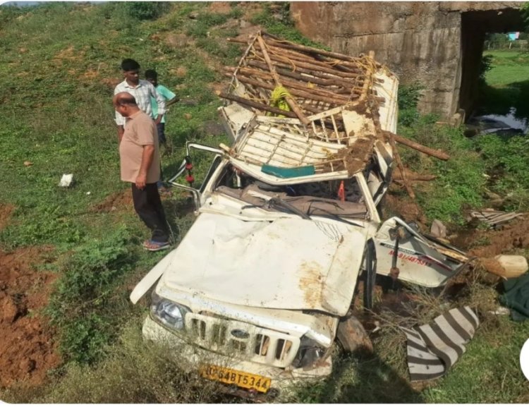 *अनियंत्रित पिकअप पुलिया में गिरी, युवक की मौत, 3 गंभीर घायल, बाइक बनवाकर पौधे लेकर लौट रहे थे चारों युवक*