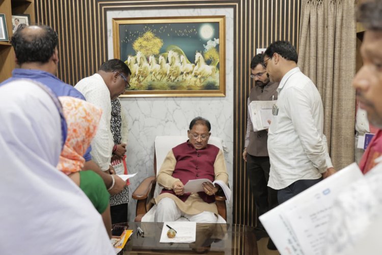 *मुख्यमंत्री विष्णुदेव साय ने बगिया में जनदर्शन कर सुनी आमजनों की समस्याएं*  *आवेदनों के त्वरित एवं गंभीर निराकरण के दिए निर्देश*