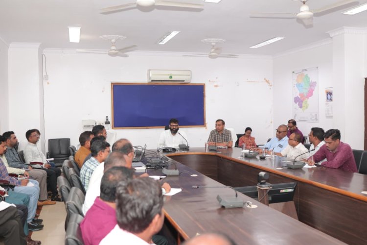 कलेक्टर ने सभी अधिकारियों और कर्मचारियों को सुबह 10 बजे आधार आधारित बायोमेट्रिक उपस्थिति देने के दिए सख्त निर्देश