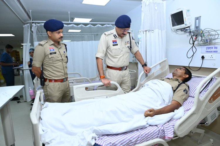 *रैली के दौरान ड्यूटी निभाते हुए 16 पुलिस जवान हुए घायल, चिकित्सकों से चर्चा कर पुलिस कमिश्नर ने उपचार की जानकारी ली*