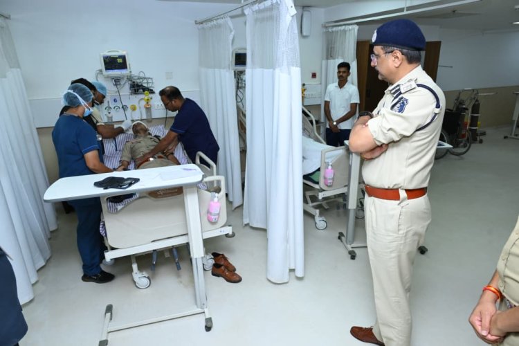 *रैली के दौरान ड्यूटी निभाते हुए 16 पुलिस जवान हुए घायल, चिकित्सकों से चर्चा कर पुलिस कमिश्नर ने उपचार की जानकारी ली*
