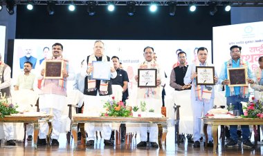 *कोसा की चमक अब वैश्विक बाजार तक : मुख्यमंत्री ने लॉन्च किया छत्तीसगढ़ का प्रीमियम हैंडलूम ब्रांड 'कोशल फैब'*  *प्रदेश स्तरीय बुनकर सम्मेलन एवं स्वदेशी प्रदर्शनी में शामिल हुए मुख्यमंत्री विष्णुदेव साय*